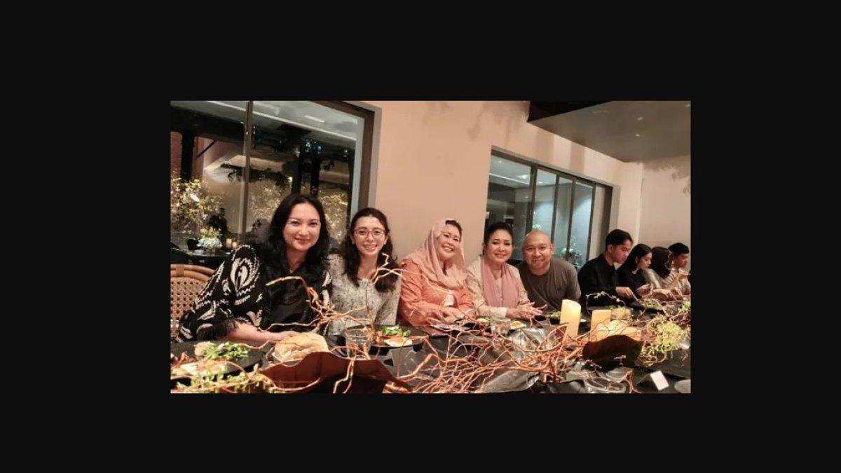 TITIEK SOEHARTO - Sang ibunda, tampil anggun dalam tunik yang dipadukan dengan rok dan selendang panjang.