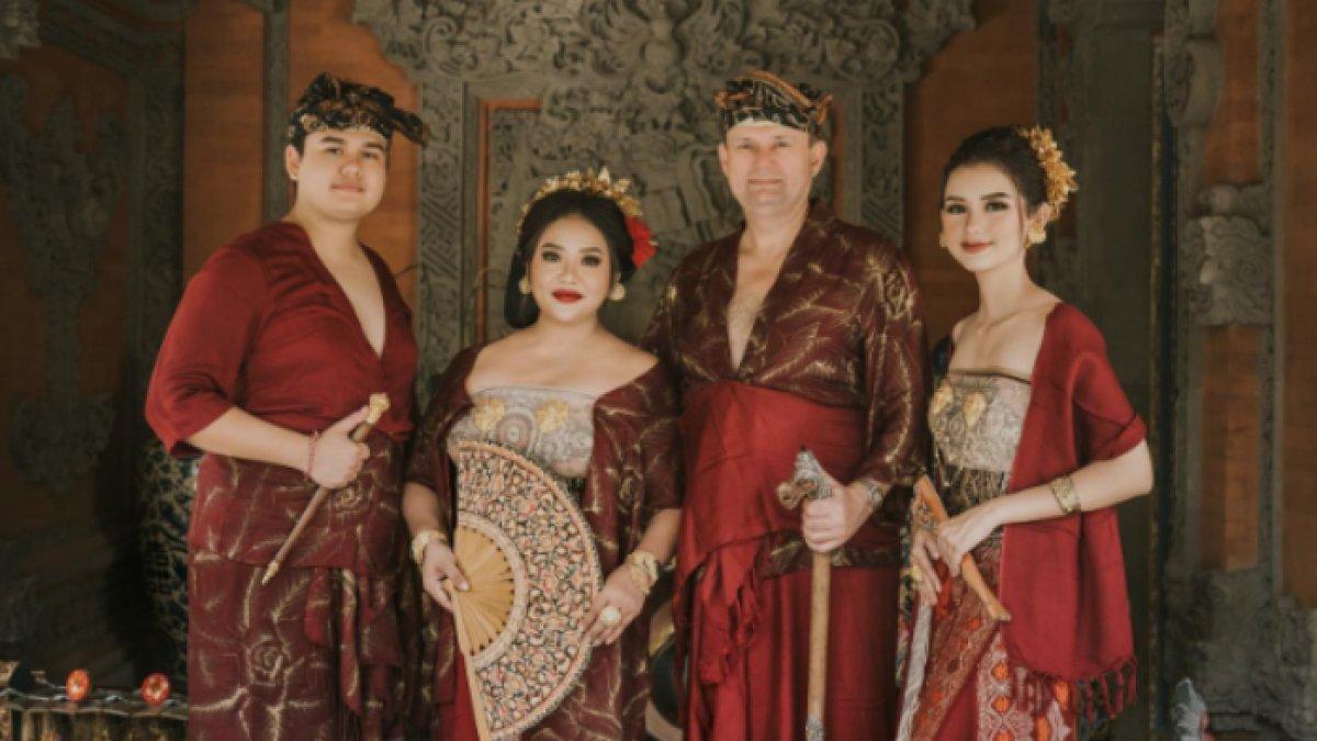 Sarah Menzel punya satu kakak laki-laki