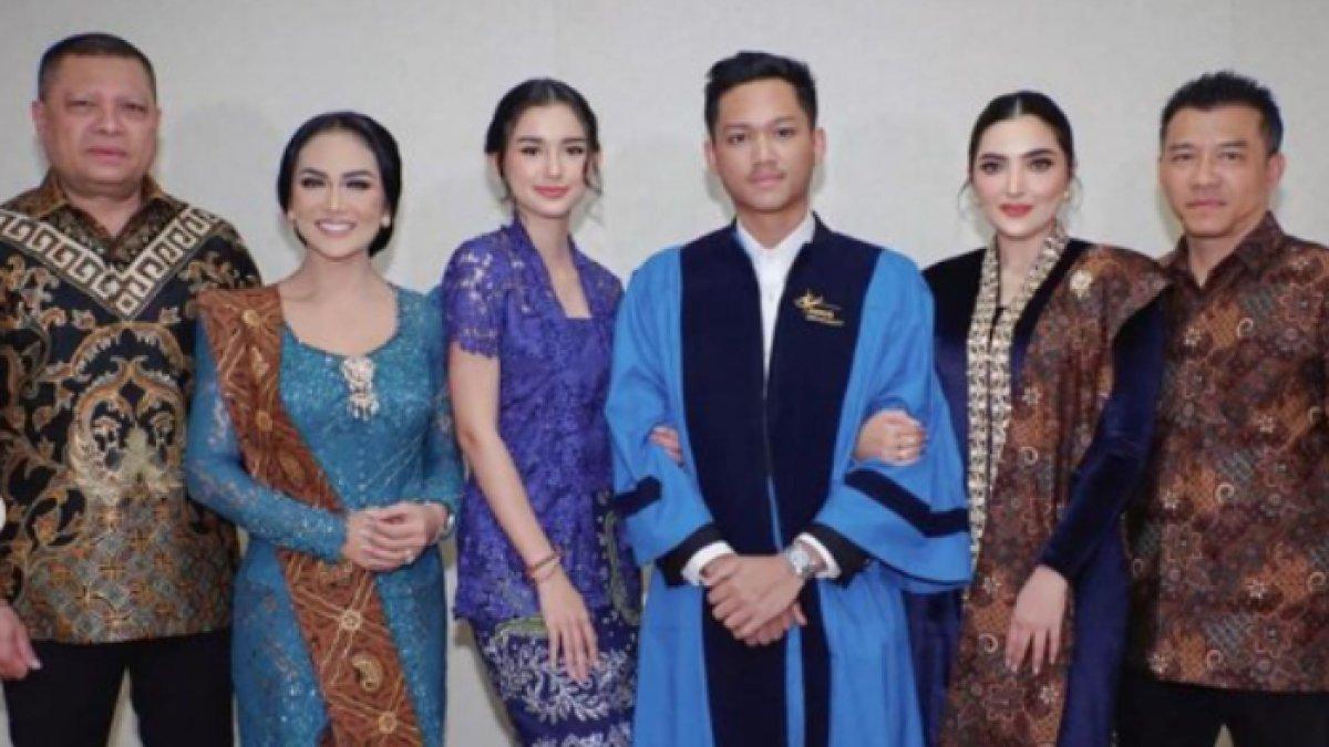 Sarah Menzel ikut foto bersama keluarga Azriel Hermansyah