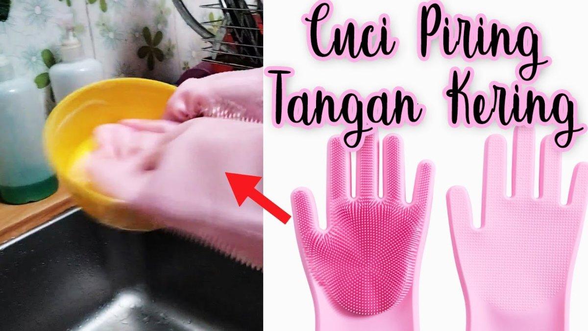 Mencuci piring menggunakan sarung tangan