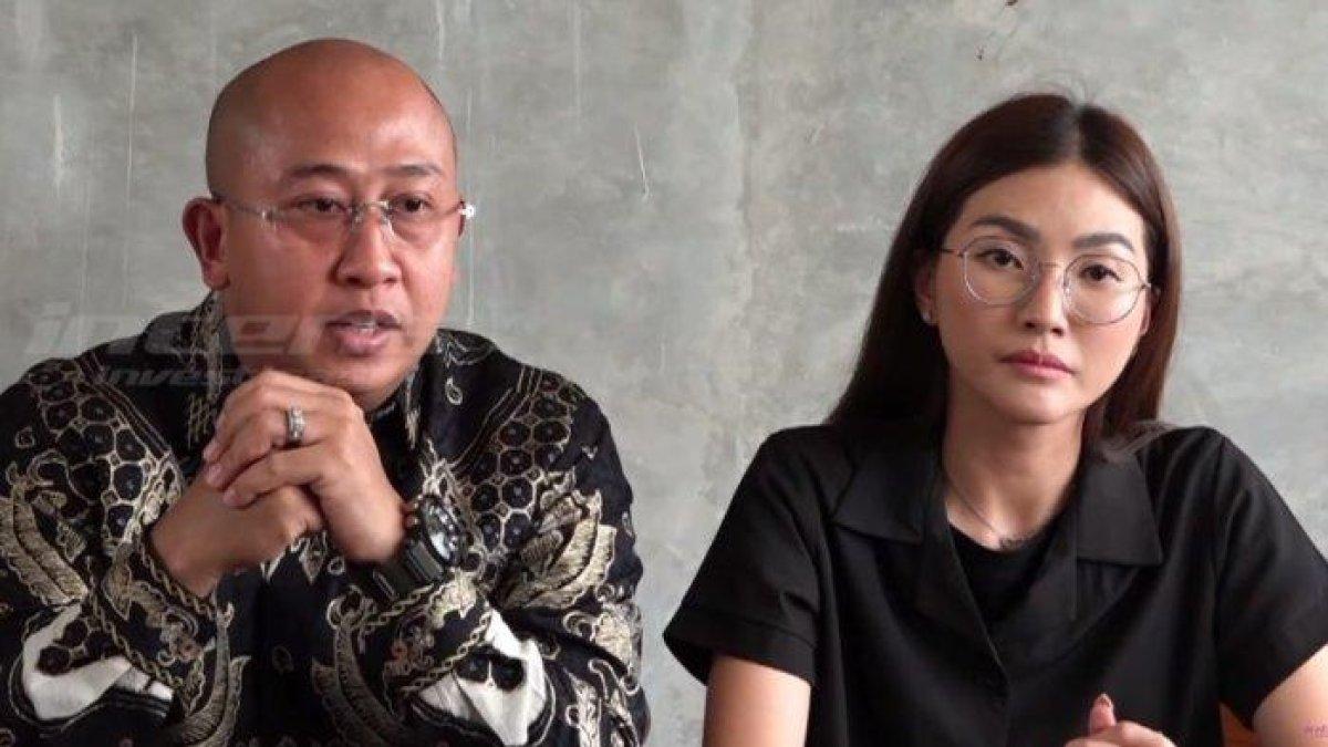 Sarwendah dan Kuasa hukumnya, Chris Sam Siwu