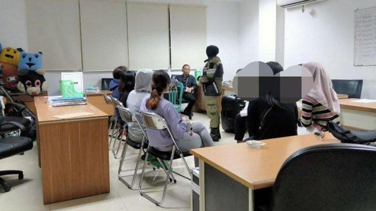 Satpol PP Kota Malang saat memberikan pembinaan kepada pasangan muda mudi yang terjaring razia tempat kos bebas pada Senin (13/11/2023) malam