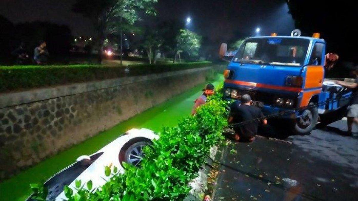 Satu unit mobil Honda Brio terjun kensaluran air di Cileungsi, Kabupaten Bogor pada Minggu (22/10/2023)