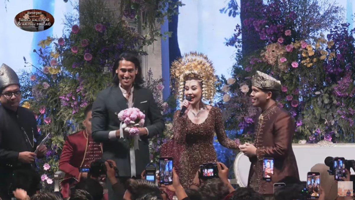 Sean Gelael dapat lemparan bunga dari Thariq dan Aaliyah