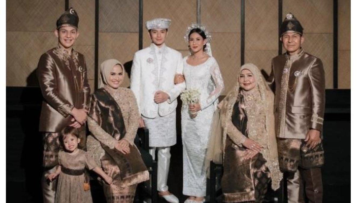 SOSOK KAKAK LAKI-LAKI SHENINA - Sebagai seorang dokter, Dyoza memang jarang terlihat di media. 