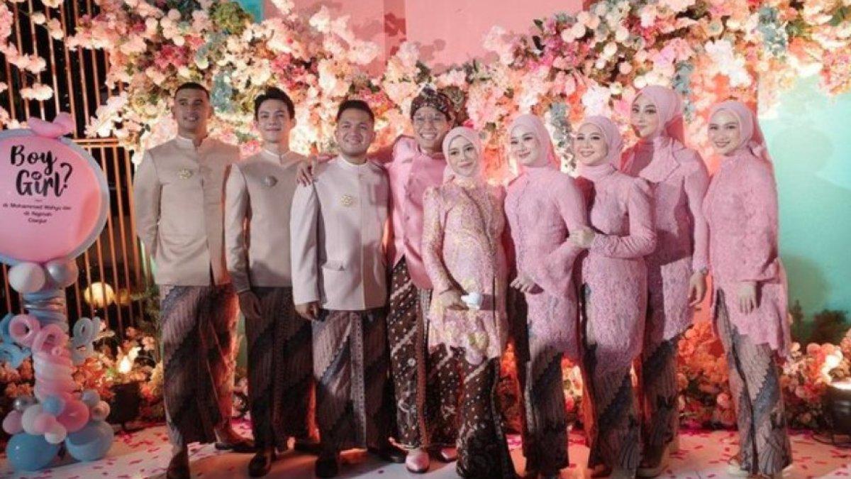 Sebagai teman dekat, tentu saja mereka merasa bahagia atas momen spesial yang akan dialami oleh pasangan Lesti dan Rizky Billar, yang tidak lama lagi akan menyambut kehadiran putri mereka. 