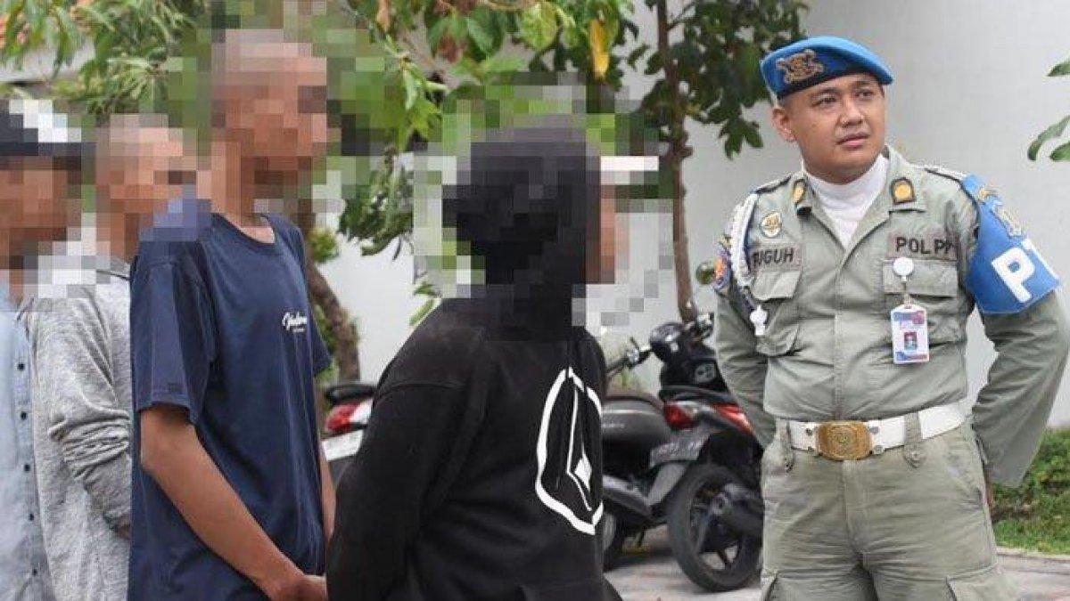 Sebanyak 11 remaja di Surabaya diamankan petugas karena kedapatan akan melakukan tawuran. Mereka mendapatkan sanksi untuk merawat Orang dengan Gangguan Jiwa (ODGJ)