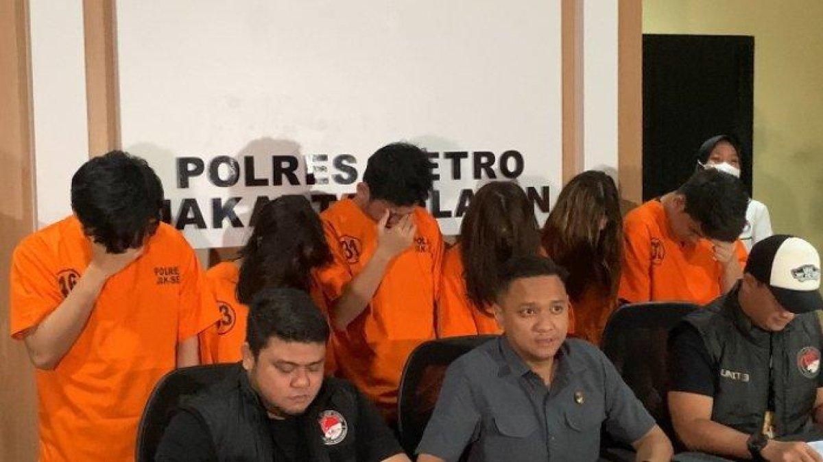 Sebanyak 6 Tersangka kasus narkoba dihadirkan di Mapolres Metro Jakarta Selatan