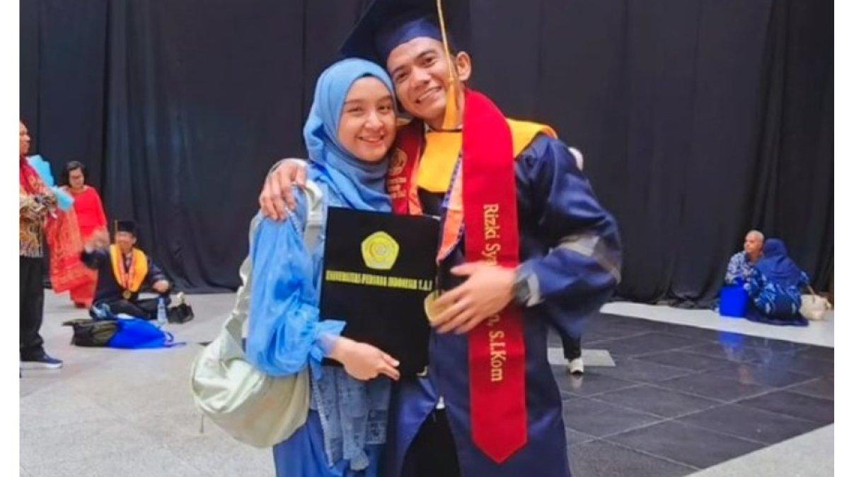 Sebenarnya Rizki DA berhasil menyelesaikan studinya lebih dulu dibandingkan sang istri, Hersa Rahayu.