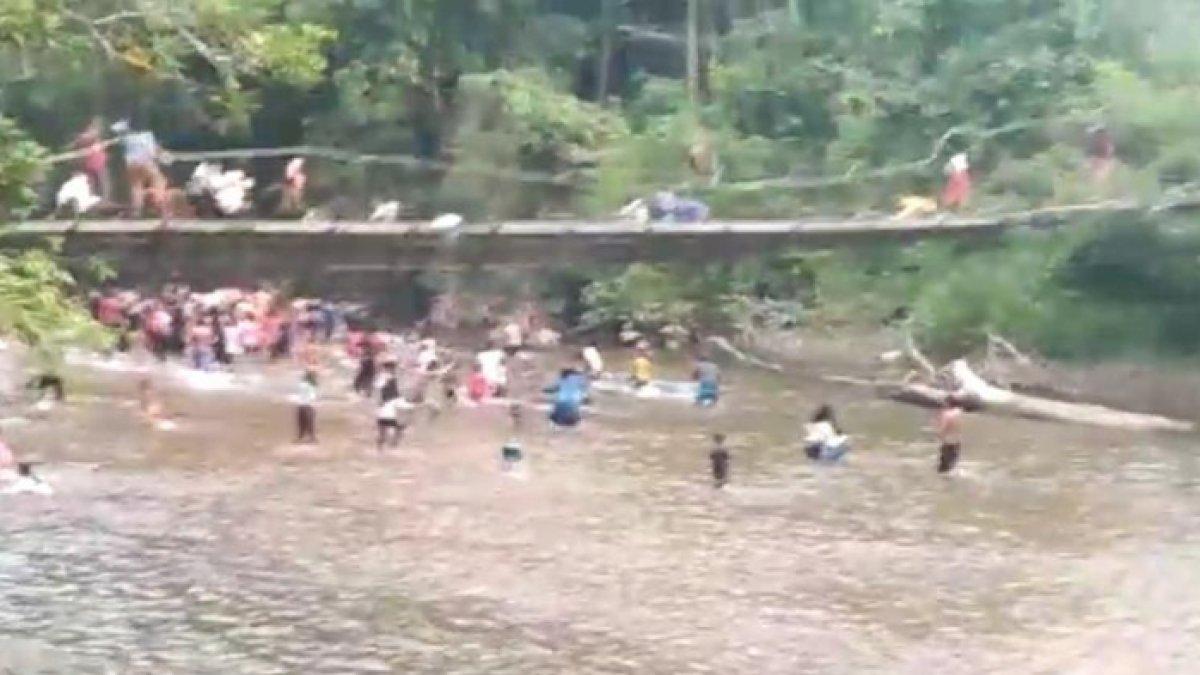 Sebuah jembatan gantung di Kecamatan Nanga Taman, Kabupaten Sekadau, Kalimantan Barat (Kalbar), ambruk pada Kamis (17/8/2023). Sebanyak puluhan orang yang berada di atasnya ikut terjatuh ke sungai