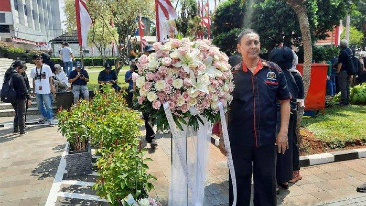 Sebuah karangan bunga dibawa