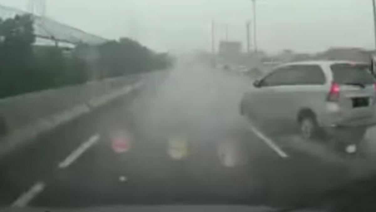 Sebuah mobil MPV mengalami aquaplaning di jalan tol.