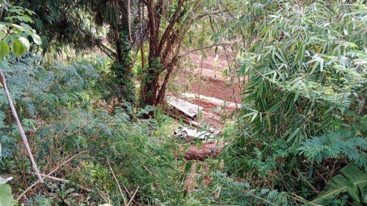 Sebuah mobil minibus berpelat nomor B 1487 HKJ terjun ke jurang dengan kedalaman puluhan meter di Rancakalong, Sumedang, Rabu (29/11/2023).