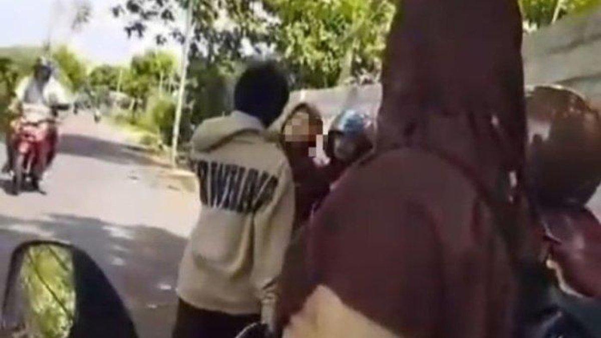 Sebuah video memperlihatkan aksi perundungan atau bullying yang dilakukan sesama pelajar di Situbondo, Jawa Timur
