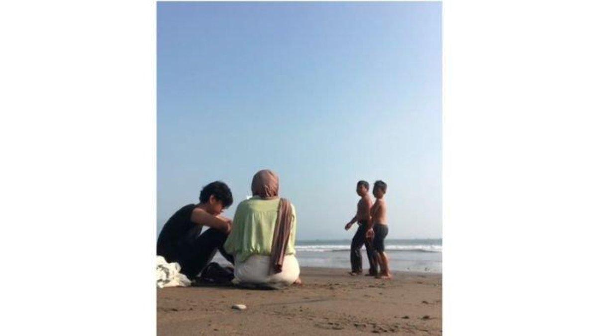 Sebuah video memperlihatkan momen pasangan yang tak sengaja merekam bocah hanyut di pantai