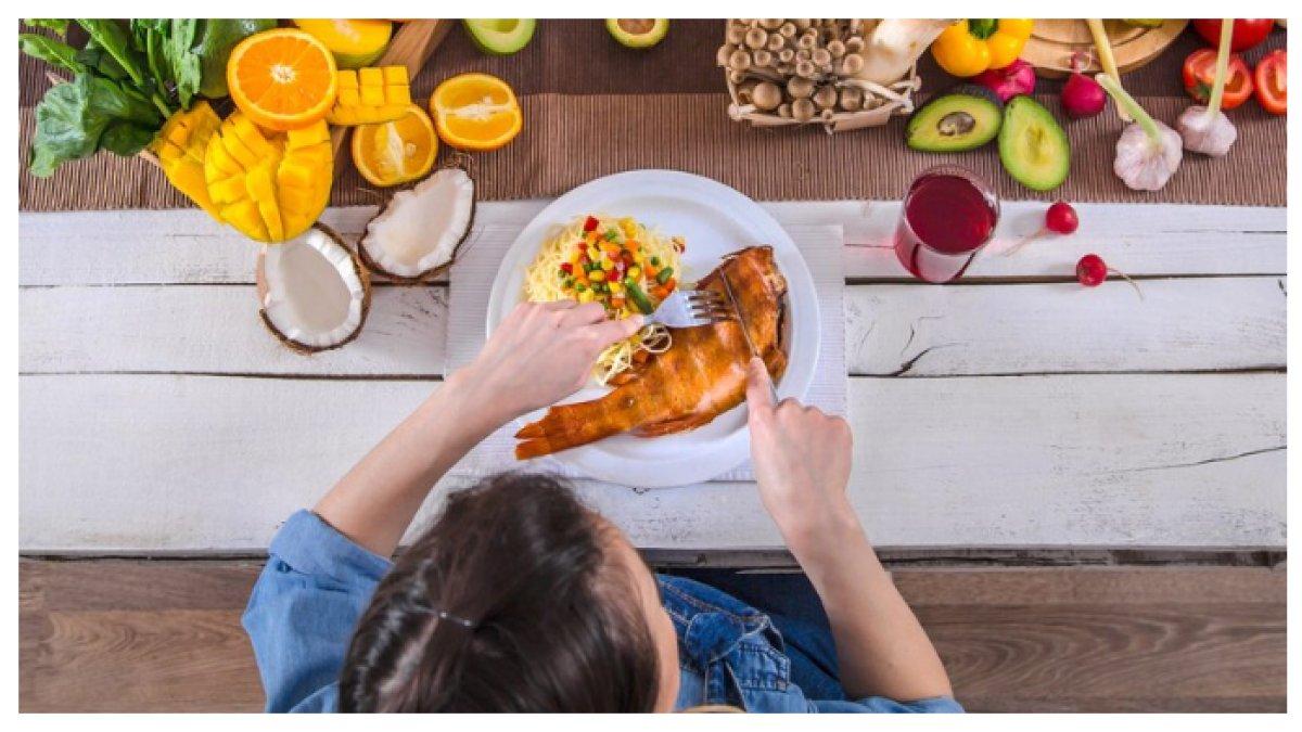 SEDANG MAKAN - makanan yang tidak sehat dalam beberapa cara, Anda tidak memperlakukan tubuh Anda dengan baik.