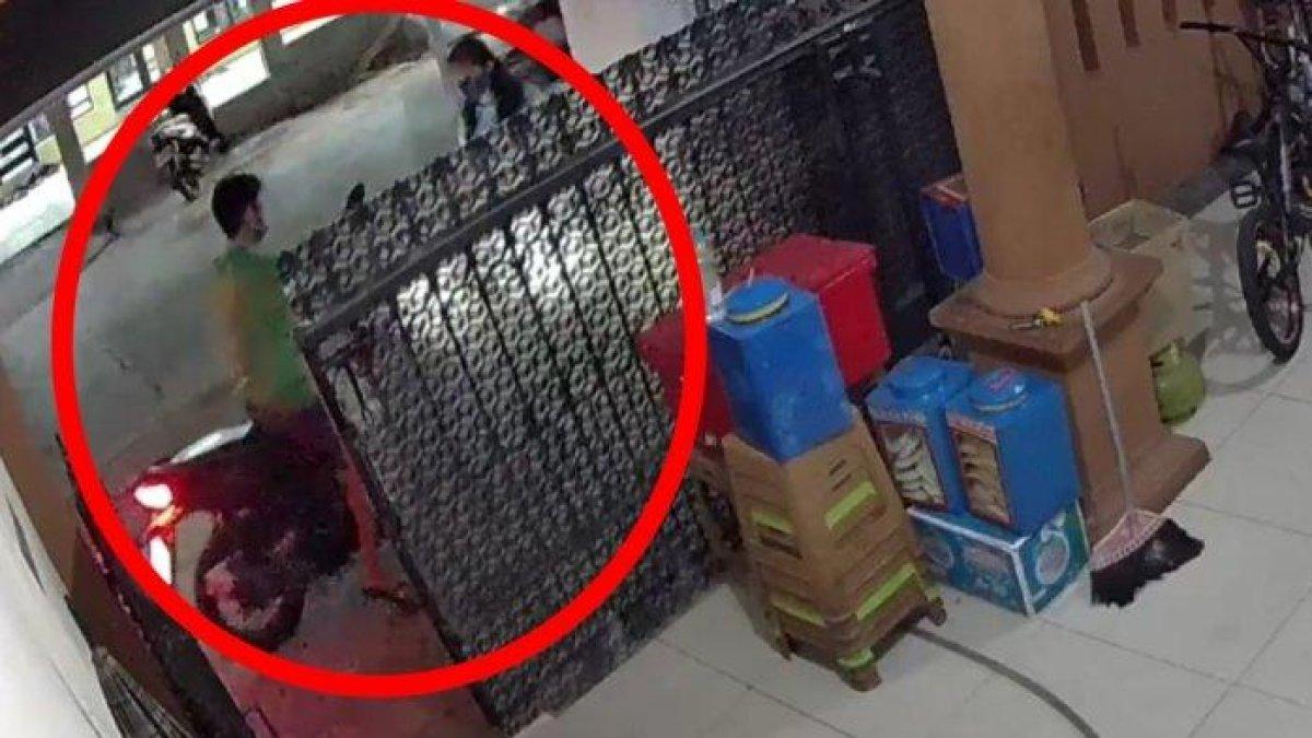 Sejoli terekam CCTV melakukan pencurian sepeda motor motor milik warga di Jalan Maja, Lagoa, Koja, Jakarta Utara, Senin (9/10/2023).