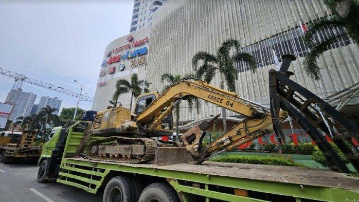 Sejumlah alat berat sudah disiagakan guna membongkar Mal Centre Point Medan