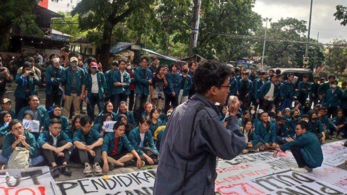Sejumlah mahasiswa dari Institut Teknologi Bandung (ITB) melakukan aksi unjuk rasa di depan kantor Rektor, Jalan Sulanjana, Kota Bandung, untuk menolak skema pinjol, Senin (29/1/2024).