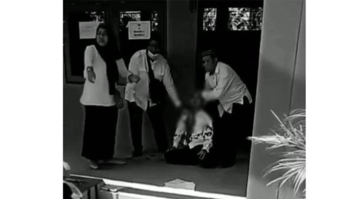 Sejumlah orang mengevakuasi guru MA Yasua Demak yang menjadi korban pembacokan siswa