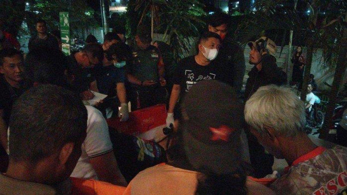 Sejumlah petugas kepolisian melakukan evakuasi jenazah perempuan yang tewas terjadi di area Mall Paragon Semarang