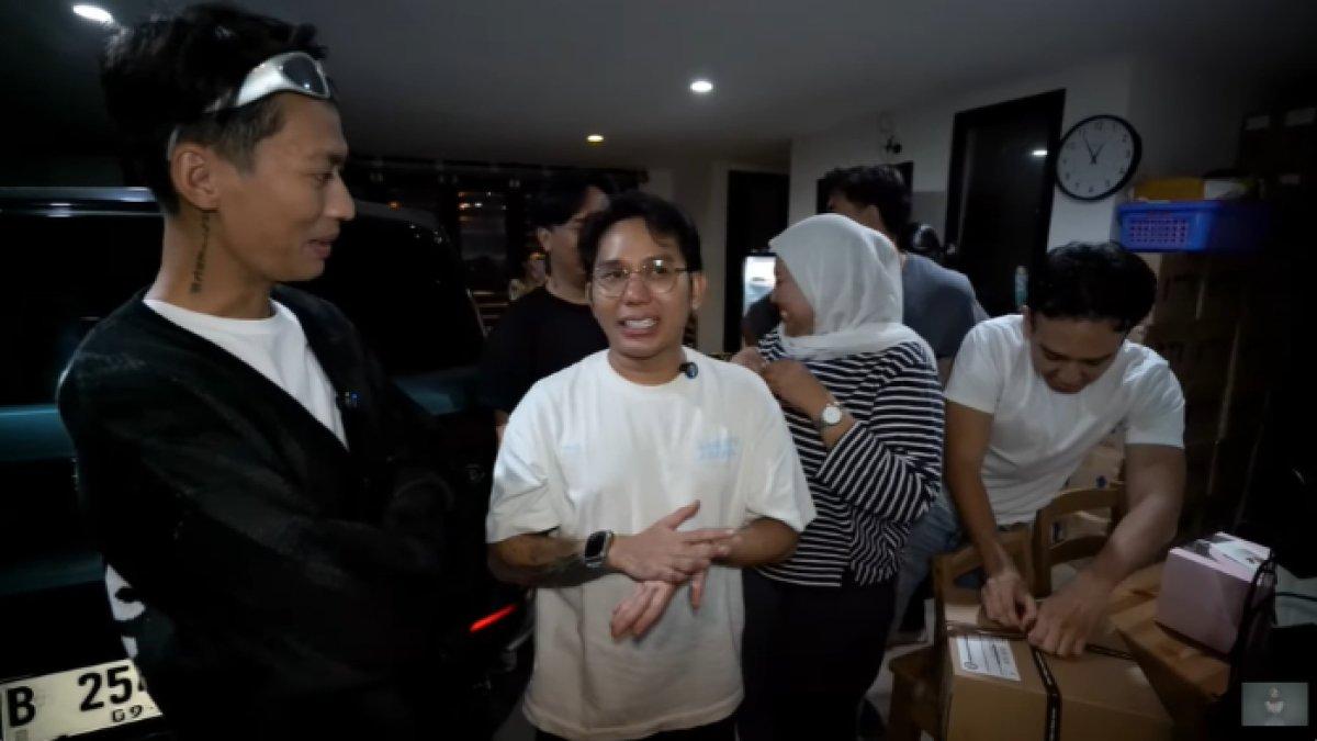 Sejumlah rekan-rekan Nikita Mirzani terlihat datang ke rumah sang artis
