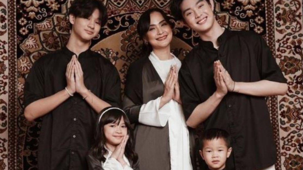 Selain Imlek, Gabriel Prince juga kompak mengunggah potret keluarganya saat perayaan hari raya Idul Fitri.