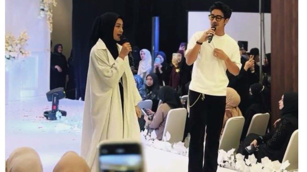 Selain didapuk jadi model, Sintya Marisca juga tampil menyanyi.