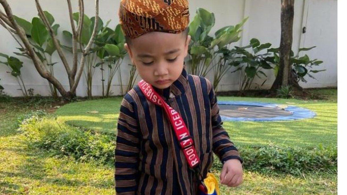 Selain penampilan dan aksi lucu Rayyanza di sekolah