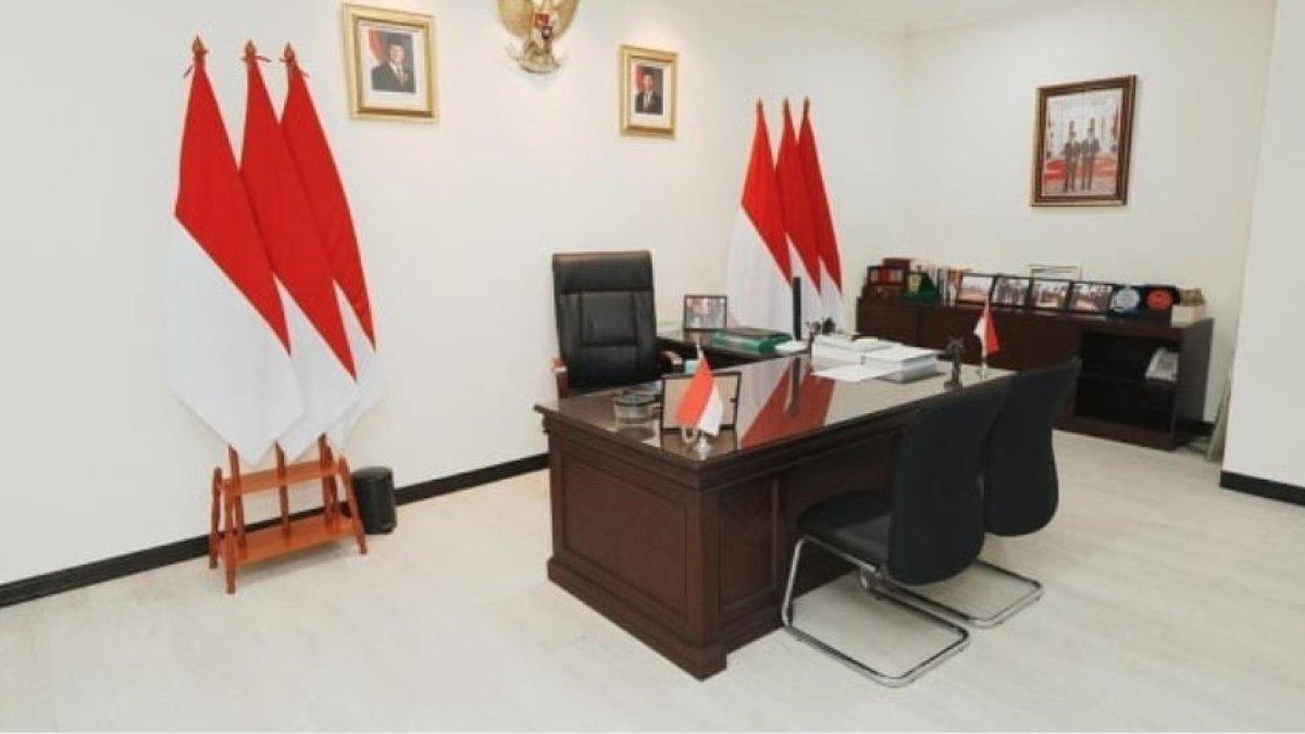 Selanjutnya Raffi Ahmad menunjukkan ruang kerja berdinding putih. 