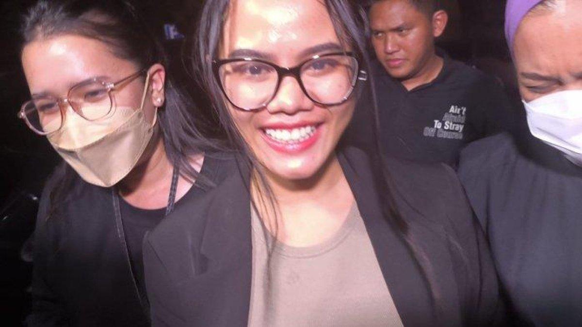 Selebgram Siskaeee tiba di Polda Metro Jaya pada Rabu (24/1/2024) malam setelah ditangkap dalam kasus film porno di sebuah apartemen di Sleman, Daerah Istimewa Yogyakarta.