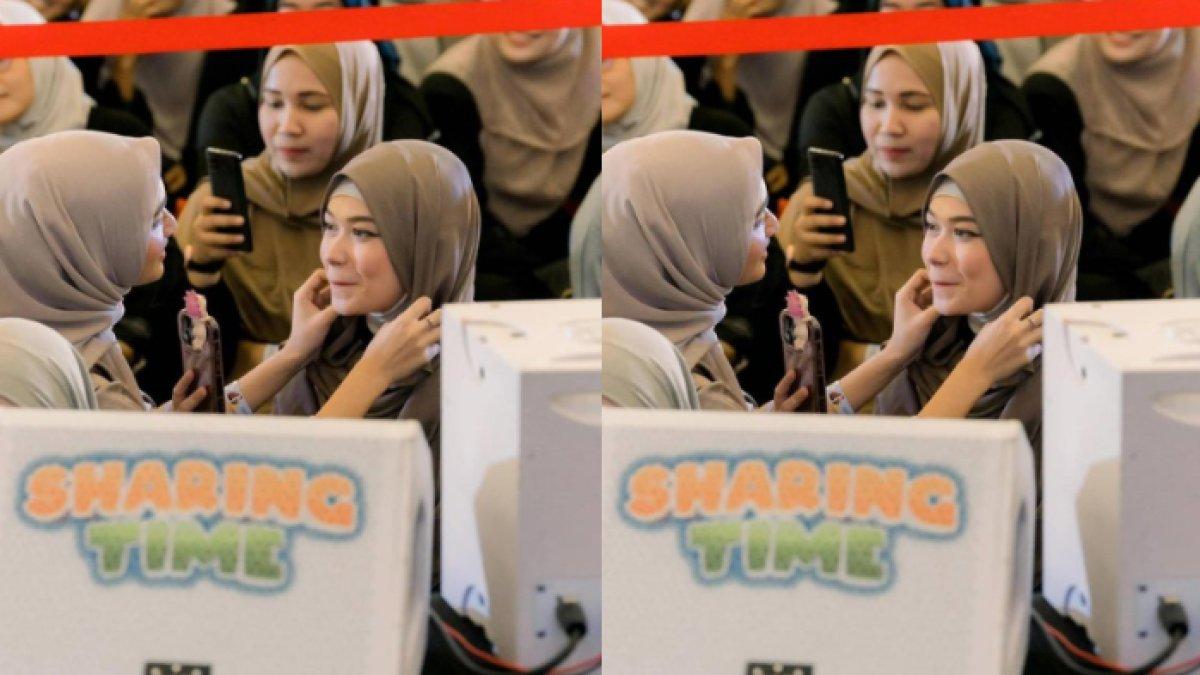 Selebgram Syafira Haddad bantu rapikan pashmina Rebecca