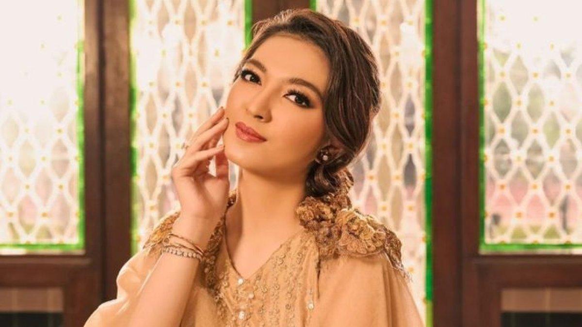 SELVI ANANDA MAKAN BARENG RAFFI AHMAD - Selvi Ananada kembali menjadi sorotan karena penampilannya yang memesona