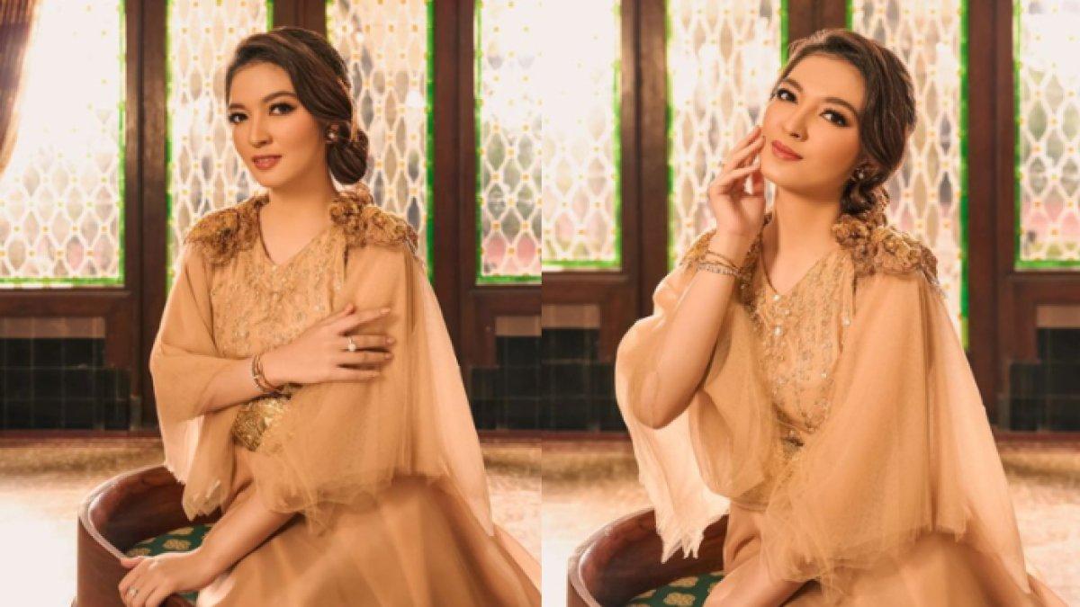 Selvi Ananda berpose