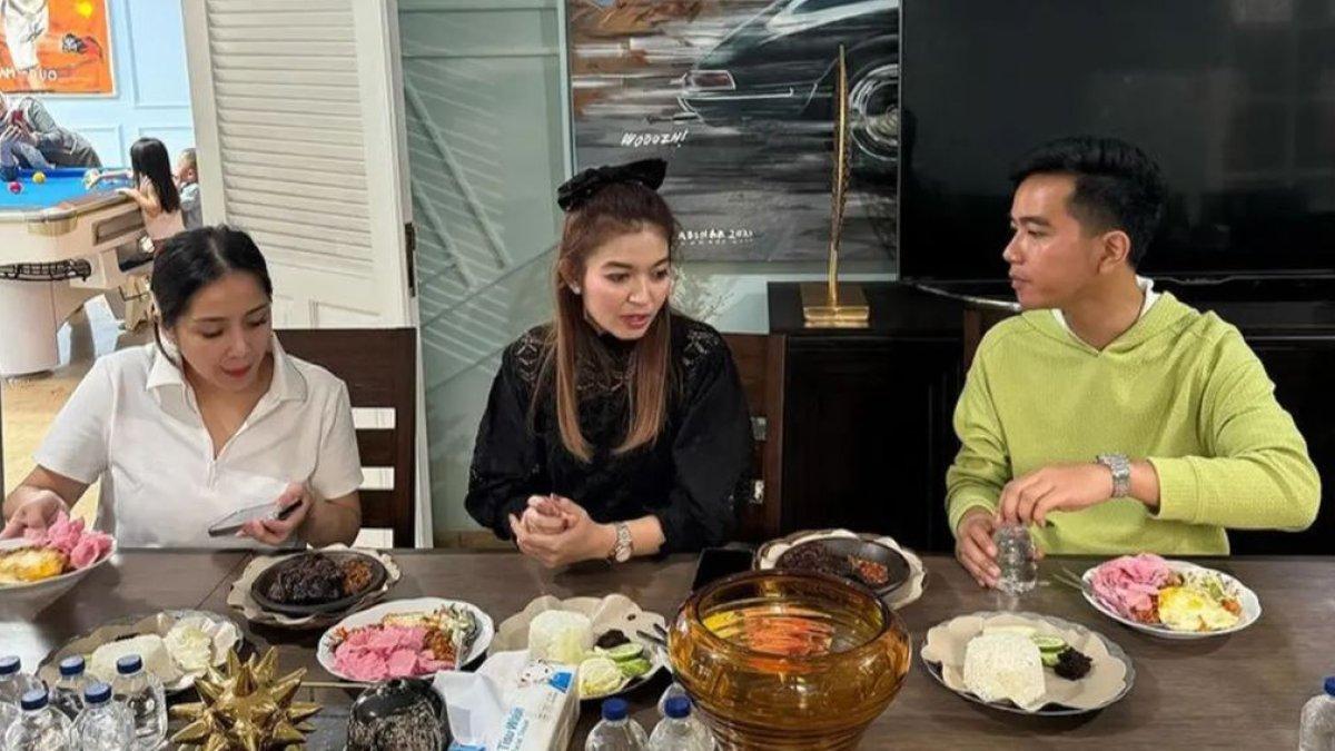 POTRET SELVI ANANDA DAN NAGITA SLAVINA - Selvi Ananda dan Nagita Slavina terlihat sedang bersiap menikmati hidangan di sebuah restoran.