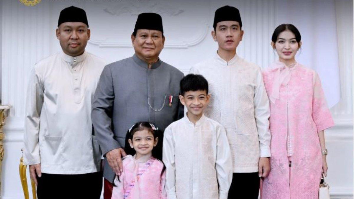 PENAMPILAN SELVI ANANDA SAAT LEBARAN - Selvi Ananda datang mendampingi suami di acara open house di Istana Merdeka.