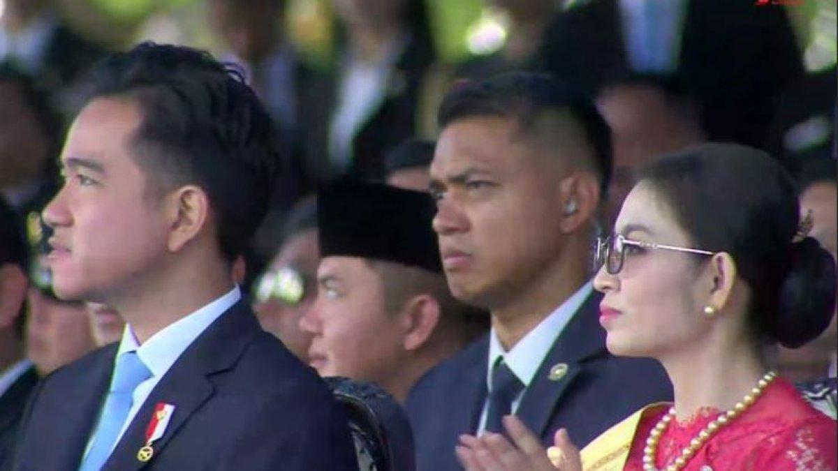 PENAMPILAN SELVI ANANDA DI HUT BHAYANGKARA - Selvi Ananda juga membawa clutch bag kecil berwarna emas yang selaras dengan high heels yang dikenakannya. 