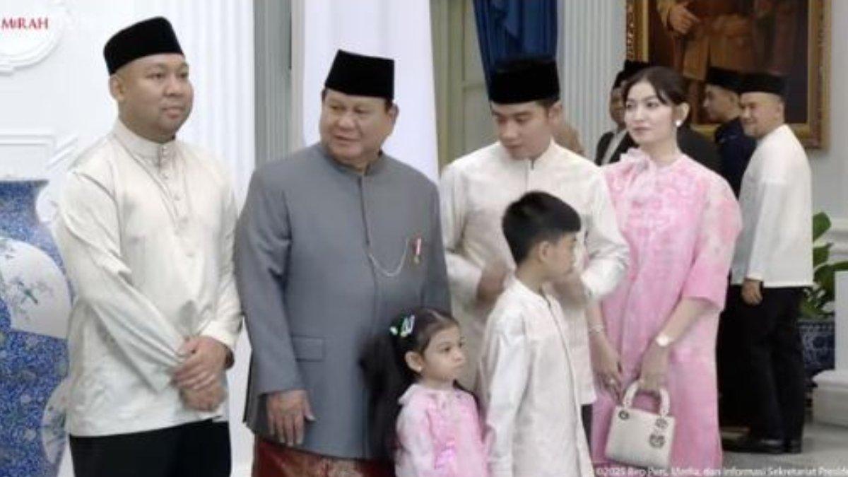 PENAMPILAN SELVI ANANDA SAAT LEBARAN - Selvi Ananda mengenakan kebaya lace modifikasi berwarna pink lembut, dihiasi pita sebagai aksen manis.