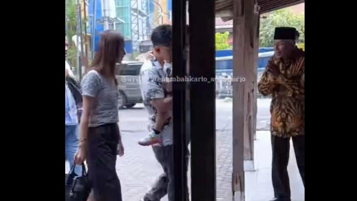 GAYA SELVI ANANDA - Selvi Ananda memadukan atasan bertekstur dengan rok panjang hitam serta loafers beige yang tak kalah mencuri perhatian.