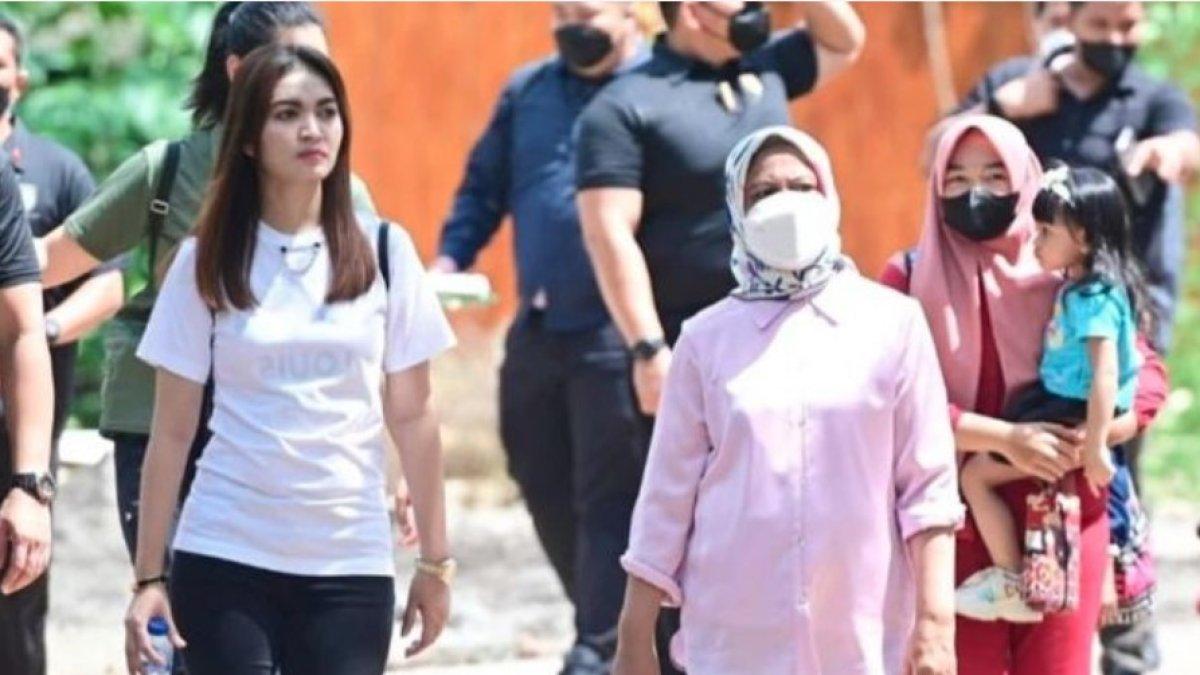 GAYA MEWAH SELVI ANANDA - Selvi Ananda memadukan kaos tersebut dengan celana jeans dan sneakers Viv' Run Light Strass Buckle yang bernilai sekitar Rp 17,9 juta. 