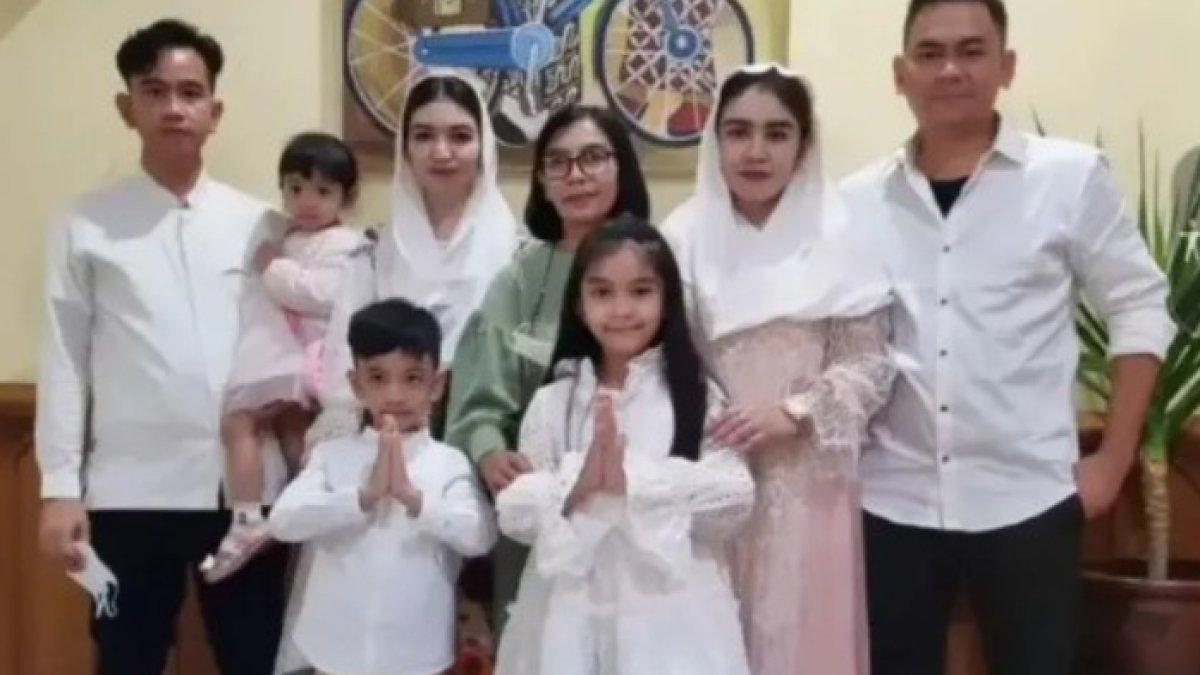 SELVI ANANDA - Momen Selvi Ananda memakai hijab dengan gamis serba putih saat merayakan Hari Raya Idulfitri.