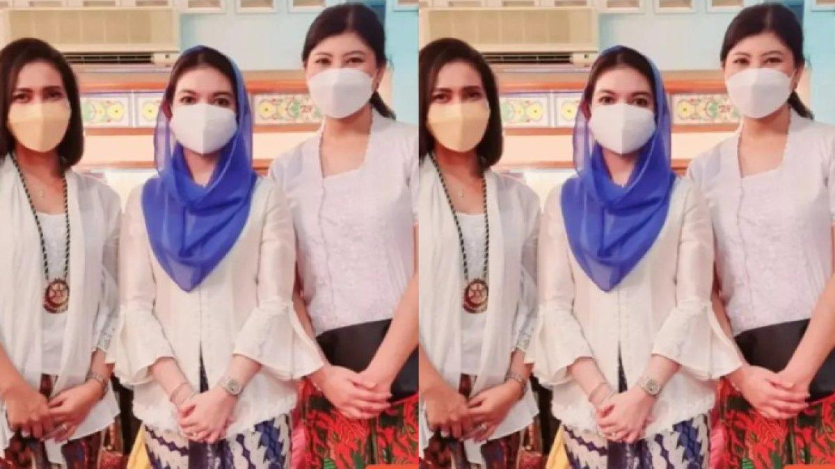 SELVI BERHIJAB - Selvi Ananda tampil memakai kebaya dengan kerudung biru tua.