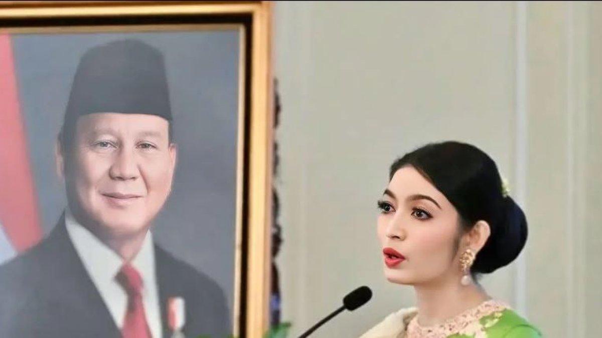 MAKE UP SELVI ANANDA - Blush on pink serta lipstik senada yang dipakai Selvi Ananda memberikan kesan fresh dan natural. 