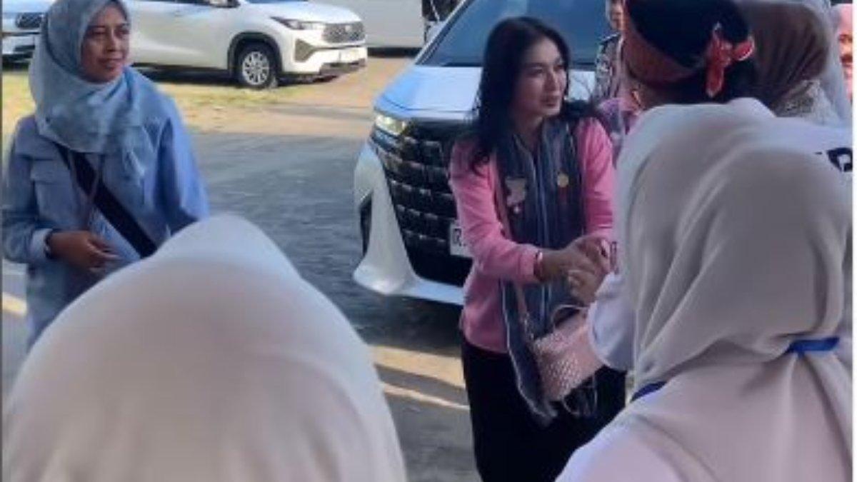PENAMPILAN SELVI ANANDA DI LOMBOK - Untuk alas kaki, Selvi Ananda memilih sneakers putih yang terlihat ringan dan praktis, sangat cocok untuk mobilitas tinggi selama kegiatan kunjungan kerja, namun tetap serasi dengan keseluruhan outfit.