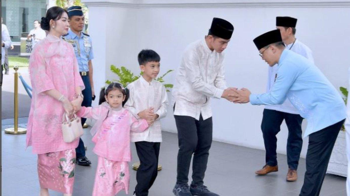 PENAMPILAN SELVI ANANDA SAAT LEBARAN - Selvi Ananda menenteng tas Lady Dior, salah satu koleksi ikonik dari rumah mode Christian Dior.