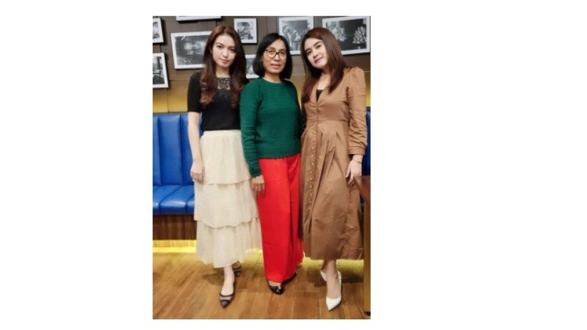 GAYA KASUAL SELVI ANANDA - Selvi Ananda mengenakan atasan lace hitam yang dipadukan dengan ruffle skirt putih, menciptakan tampilan yang elegan dan memikat.