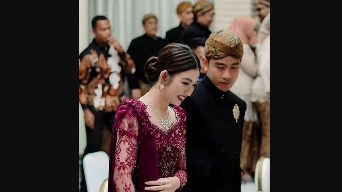 SELVI ANANDA KONDANGAN BARENG GIBRAN RAKABUMING - Selvi Ananda mengenakan beberapa aksesori mewah, termasuk kalung berlian dan anting mewah.