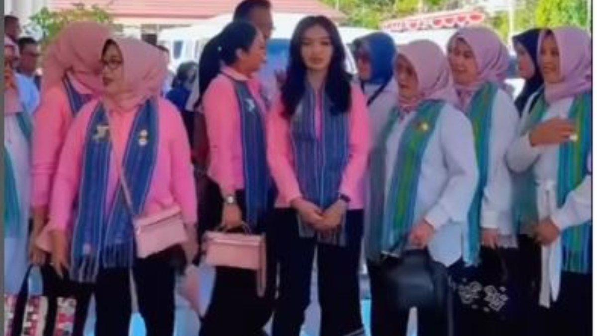 PENAMPILAN SELVI ANANDA DI LOMBOK - Selvi Ananda mengenakan blus berwarna pink pastel yang lembut dan feminin, dipadukan dengan celana panjang hitam yang memberikan kesan formal namun tetap nyaman.