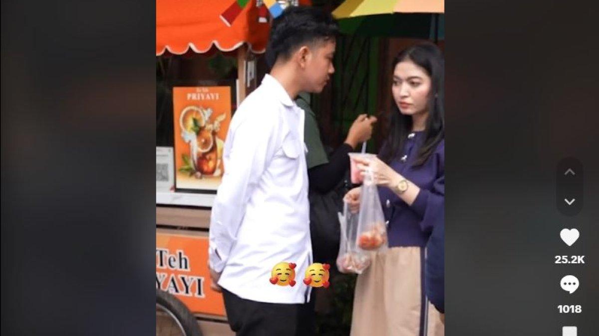 SELVI ANANDA JAJAN CAMILAN - Selvi Ananda menunjukkan bahwa menikmati makanan pinggir jalan bisa dilakukan siapa saja, termasuk istri Wakil Presiden sepertinya.