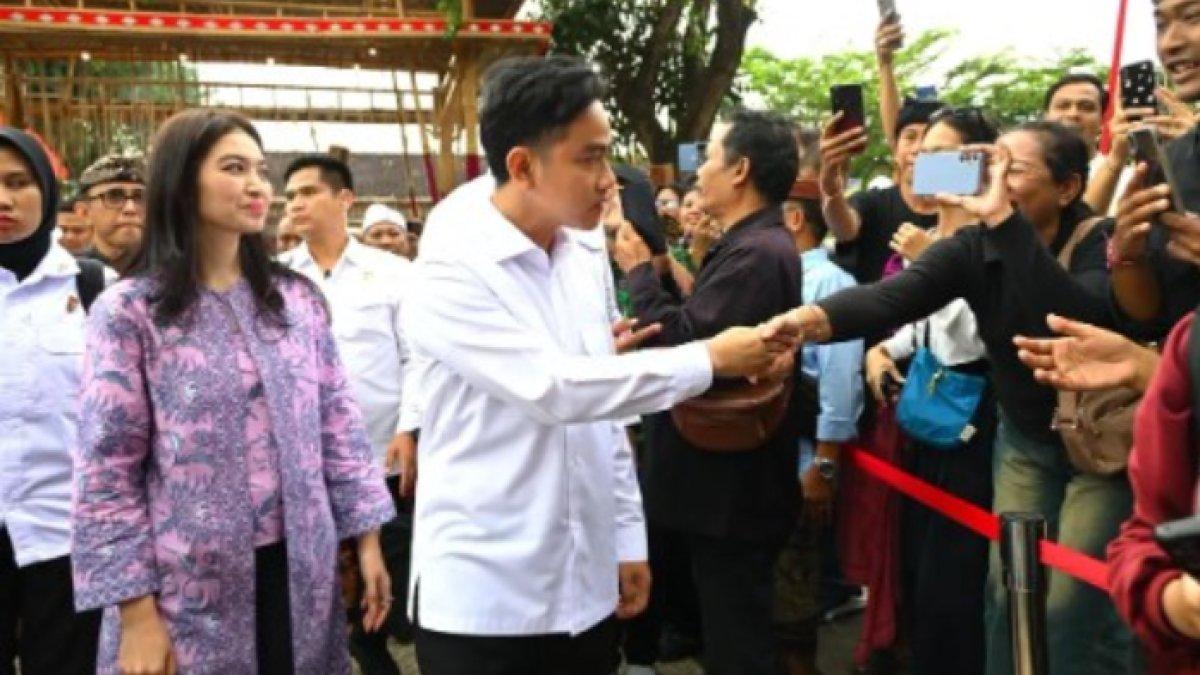 GAYA SELVI ANANDA - Selvi Ananda tampak berada di Pulau Dewata untuk mendampingi sang suami, Gibran Rakabuming, melakukan sejumlah agenda kunjungan kerja.